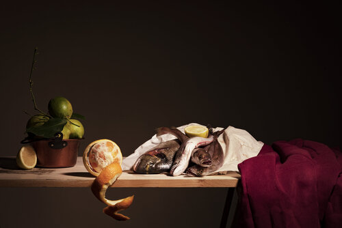 Composizione con pesci e arancia de Sabrina Giliberti Stea, Fotografía a la venta en Singulart