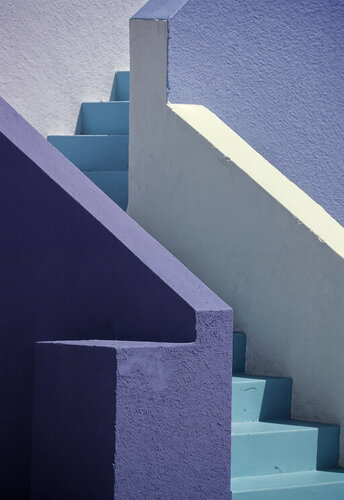 Turquoise Stairs von Arthur Marcus, Fotografie kaufen auf Singulart
