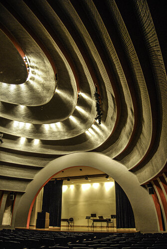 Maestro! Tisch Auditorium, New School, NYC di Arthur Marcus, Fotografia in vendita su Singulart