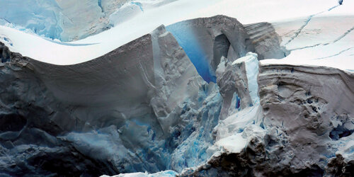 Le vêlage, naissance d'un iceberg, au cœur de la glace. (Péninsule Antarctique) 2024. di Jean-Pierre ROUSSOULIERES, Fotografia in vendita su Singulart