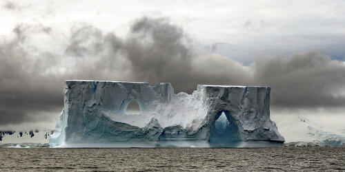 Iceberg tabulaire à la Dérive.(Péninsule Antarctique) 2024 di Jean-Pierre ROUSSOULIERES, Fotografia in vendita su Singulart