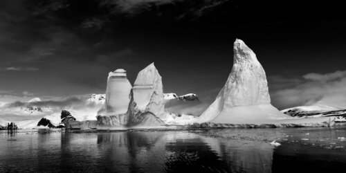 Las Très Hermanas. (Péninsule Antarctique) 2024 by Jean-Pierre ROUSSOULIERES, 사진 for Sale on Singulart