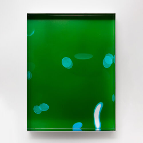 Green II Orbeez (Photograph on acrylic with silver-splattered edges, causing a reflection of the photo). von Renato Gosling, Fotografie kaufen auf Singulart