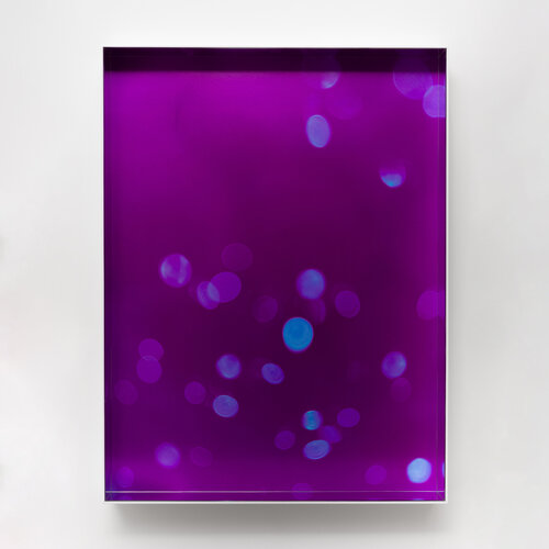 Purple Orbeez (Photograph on acrylic with silver-splattered edges, causing a reflection of the photo). von Renato Gosling, Fotografie kaufen auf Singulart