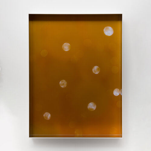 Yellow Orbeez (Photograph on acrylic with silver-splattered edges, causing a reflection of the photo). von Renato Gosling, Fotografie kaufen auf Singulart