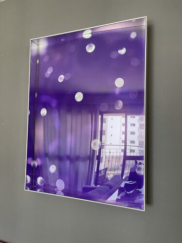 Orbeez Red Wine (Photograph on acrylic with silver-splattered edges, causing a reflection of the photo). von Renato Gosling, Fotografie kaufen auf Singulart