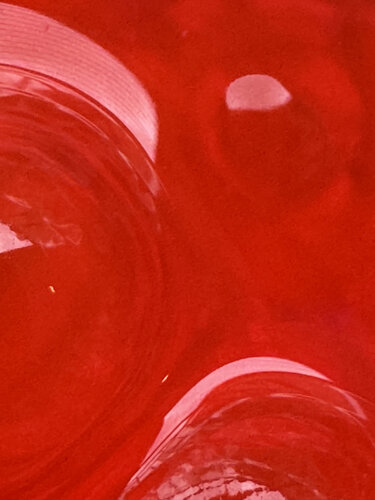 Orbeez Red (Photograph on acrylic with silver-splattered edges, causing a reflection of the photo). von Renato Gosling, Fotografie kaufen auf Singulart