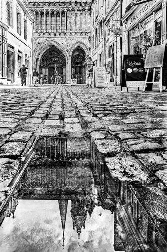 Sous les pavés, Notre-Dame ! par Stéphane ROUILLARD, Photographie en vente sur Singulart