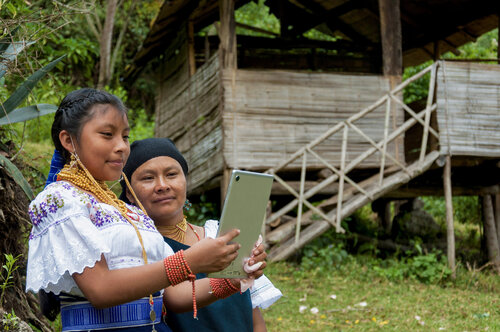 ¿Progreso o contaminación tecnológica? von Raul Martin, Fotografie kaufen auf Singulart