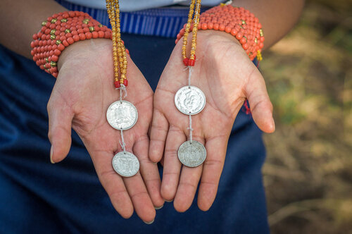 Sos manos inocentes sosteniendo el dolor de un país di Raul Martin, Fotografia in vendita su Singulart