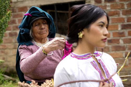 La trenza del "SI" eterno van Raul Martin, Fotografie te koop op Singulart