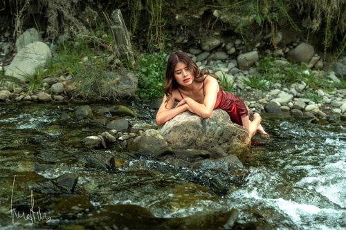 El bautismo de la reina del cauce van Raul Martin, Fotografie te koop op Singulart