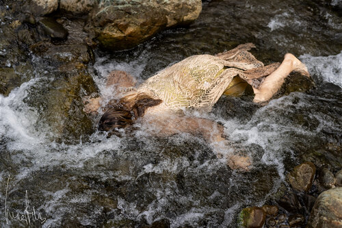Lamento silencioso bajo la violencia de la corriente van Raul Martin, Fotografie te koop op Singulart