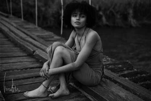 Todo lo que queda de la inocencia bajo el atardecer von Raul Martin, Fotografie kaufen auf Singulart