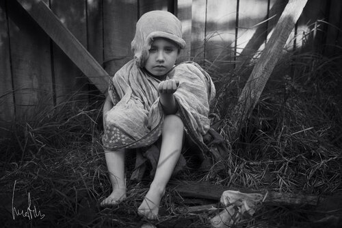 Fine Art documental social – Niño pobre texturas dramáticas von Raul Martin, Fotografie kaufen auf Singulart