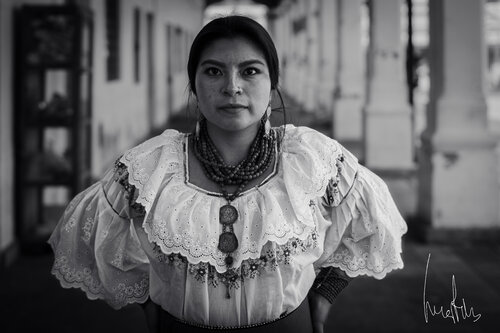 Retrato monocromático de Fine Art: Mujer indígena de Otavalo, Ecuador van Raul Martin, Fotografie te koop op Singulart