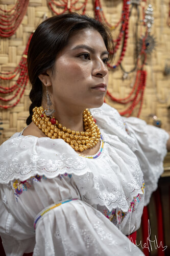Retrato artístico: elegancia andina y joyería de oro van Raul Martin, Fotografie te koop op Singulart