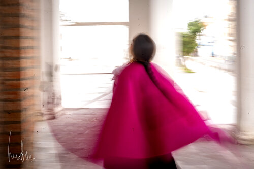 La sombra fucsia: Técnica de Barrido y Estética Pictórica di Raul Martin, Fotografia in vendita su Singulart