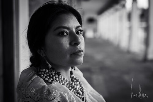 Hospitalidad Tradicional de Ecuador en Blanco y Negro - Retrato Artístico di Raul Martin, Fotografia in vendita su Singulart