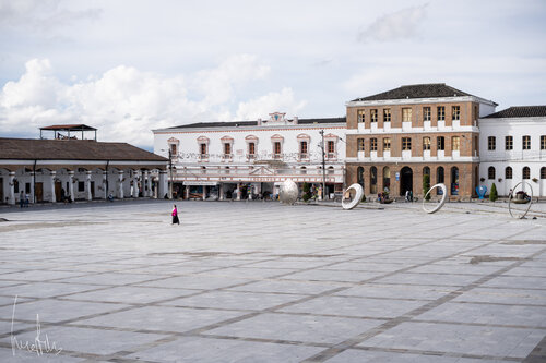 Arte contemporáneo - El pulso fucsia de la urbe von Raul Martin, Fotografie kaufen auf Singulart