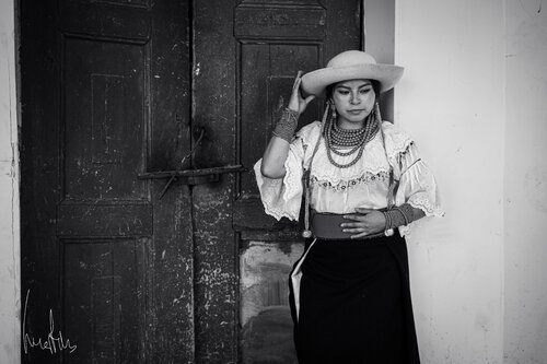 Retrato de autor Fine Art: Mujer indígena y arquitectura colonial di Raul Martin, Fotografia in vendita su Singulart