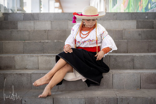 Retrato de Autor: Mujer Indígena Descalza en Gradas de Cemento van Raul Martin, Fotografie te koop op Singulart