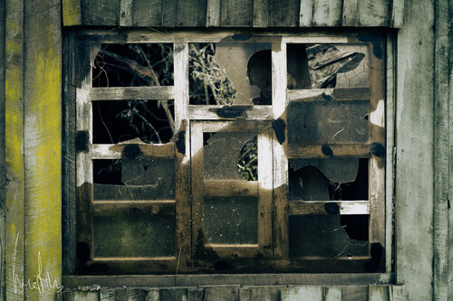 Ventana Abandonada con Cristales Rotos – Fotografía Fine Art di Raul Martin, Fotografia in vendita su Singulart