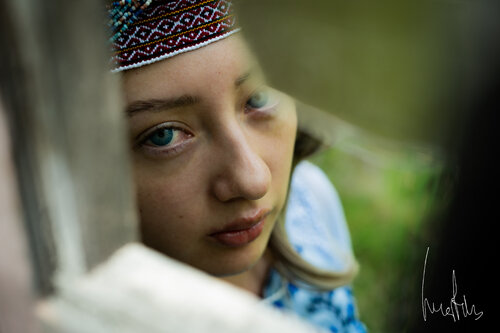 Retrato Fine Art de mujer con mirada introspectiva von Raul Martin, Fotografie kaufen auf Singulart