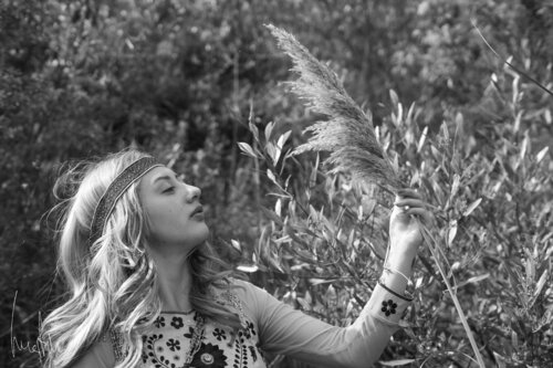 Fotografía Fine Art: Mujer con Planta Pampa en Blanco y Negro di Raul Martin, Fotografia in vendita su Singulart
