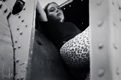 Retrato femenino rebelde en blanco y negro fine art van Raul Martin, Fotografie te koop op Singulart
