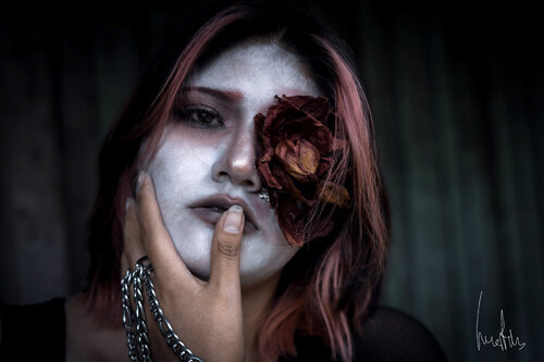Cuando el daño se vuelve identidad by Raul Martin, Photography for Sale on Singulart