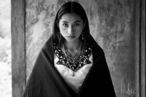 ¡¡Pieza exclusiva!! - Retrato de autor sobre raíces culturales y dignidad humana de Raul Martin, Fotografía a la venta en Singulart