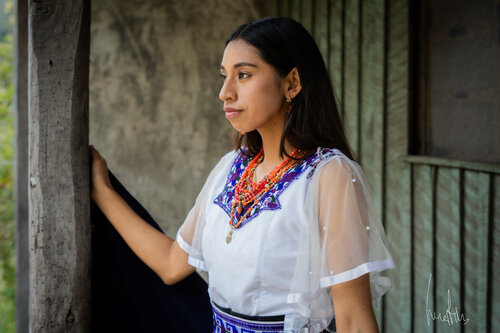 ¡¡Pieza exclusiva!! - Joven indígena de mirada serena apoyada en pilar de madera de Raul Martin, Fotografía a la venta en Singulart