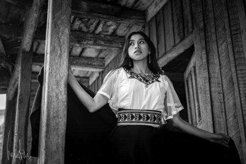 ¡¡Pieza exclusiva!! - Contrapicado de mujer indígena mirando hacia el horizonte entre columnas desgastadas de Raul Martin, Fotografía a la venta en Singulart