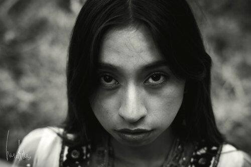 ¡¡Pieza exclusiva!! Retrato femenino frontal con mirada directa y profunda de Raul Martin, Fotografía a la venta en Singulart