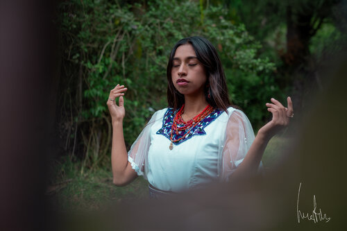 ¡¡Pieza exclusiva!! - Retrato en color de mujer en estado de meditación o trance de Raul Martin, Fotografía a la venta en Singulart