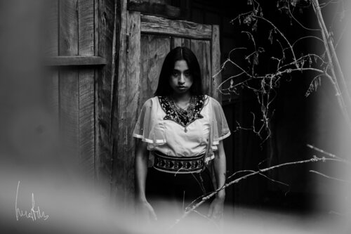¡¡Pieza exclusiva!! - Retrato fine art con narrativa de herencia ancestral von Raul Martin, Fotografie kaufen auf Singulart