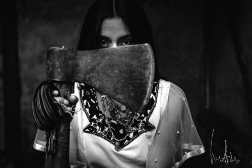 ¡¡Pieza exclusiva!! - primer plano frontal en blanco y negro de mujer ocultando el rostro tras un hacha von Raul Martin, Fotografie kaufen auf Singulart