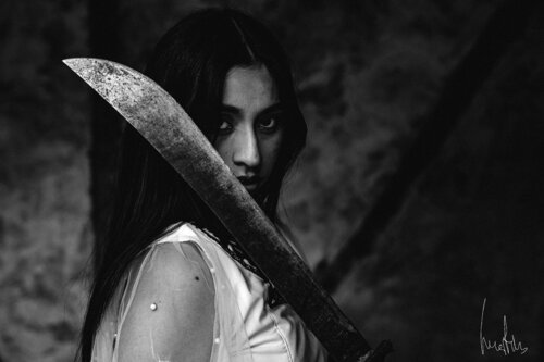 ¡¡Pieza exclusiva!! - Retrato de perfil en blanco y negro de indigena con machete frente al rostro par Raul Martin, Photographie en vente sur Singulart