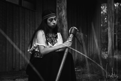 ¡¡Foto exclusiva!! Retrato de cuerpo entero en blanco y negro de mujer andina sentada con hacha rústica by Raul Martin, Photography for Sale on Singulart