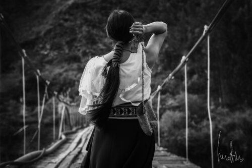 ¡¡Pieza exclusiva!! - Retrato de espalda en blanco y negro de mujer caminando sobre puente colgante by Raul Martin, Photography for Sale on Singulart