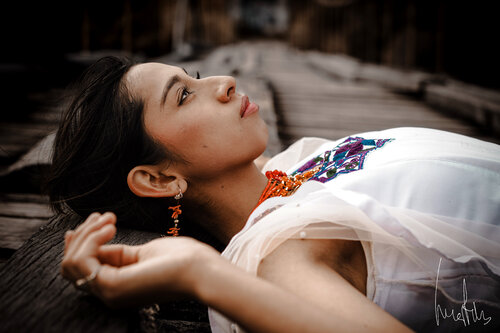 ¡¡Pieza exclusiva!! - Mujer indígena con blusa blanca bordada y joyería de coral en actitud de entrega by Raul Martin, Photography for Sale on Singulart