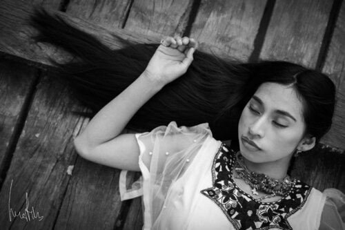 ¡¡Pieza exclusiva!! - Retrato en blanco y negro de mujer recostada con cabello extendido sobre madera antigua by Raul Martin, Photography for Sale on Singulart