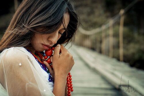 ¡¡Pieza exclusiva!! foto Fine Art exclusiva sobre silencio, pobreza y dignidad femenina by Raul Martin, Photography for Sale on Singulart