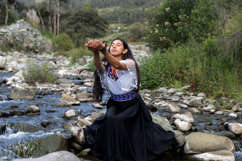 ¡¡Pieza única!! - Fotografía de Mujer Indígena Andina: Ofrenda de Agua y Tradición by Raul Martin, Photography for Sale on Singulart