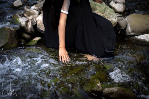 ¡¡Pieza única!! - Fotografía Conceptual de Manos en el Agua: Conexión Andina by Raul Martin, 写真 for Sale on Singulart