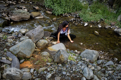 ¡¡Pieza única!! - Fotografía paisajística Andina: Mujer Indígena y el Ciclo del Agua by Raul Martin, Photography for Sale on Singulart