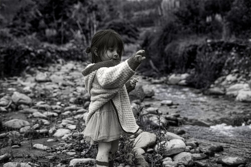 La niña que sabía leer la corriente de Raul Martin, Fotografía a la venta en Singulart