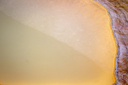 Bajo el velo del agua de sal en Salinas de Guaranda, Bolivar, Ecuador par Raul Martin, Photographie en vente sur Singulart