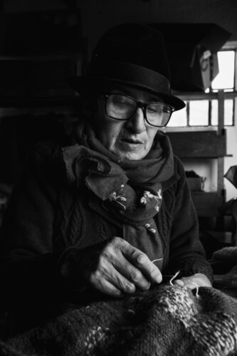 La Mirada de la Experiencia: El Rostro de la Tradición di Raul Martin, Fotografia in vendita su Singulart